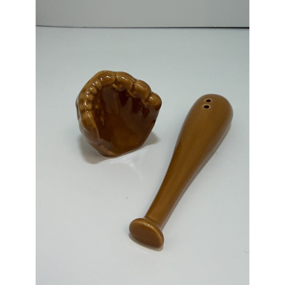 Cracker Barrel Baseball Glove and Bat Sport Novelty Salt And Pepper Set NEW
